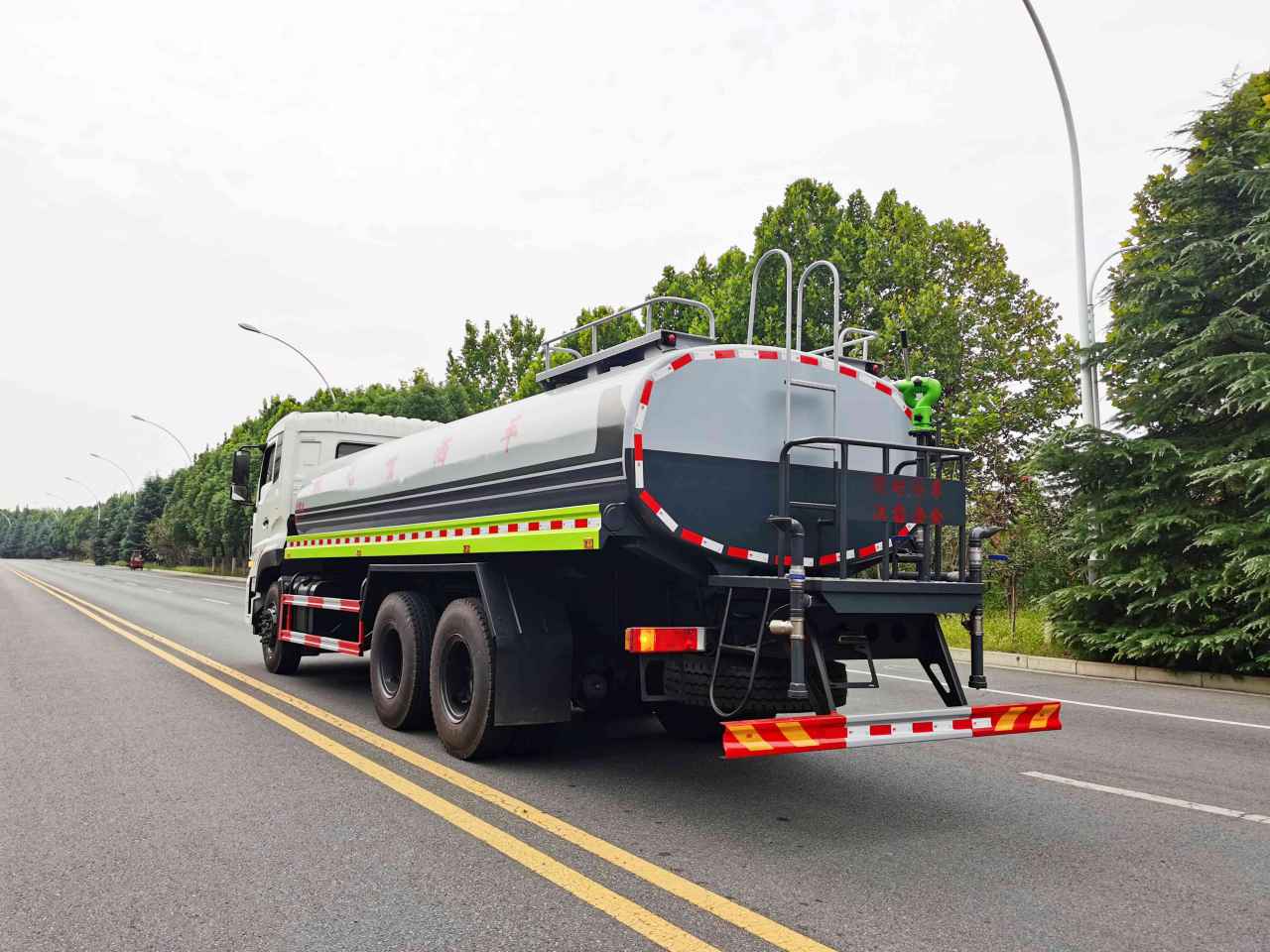 東風(fēng)天龍18方灑水車(chē)