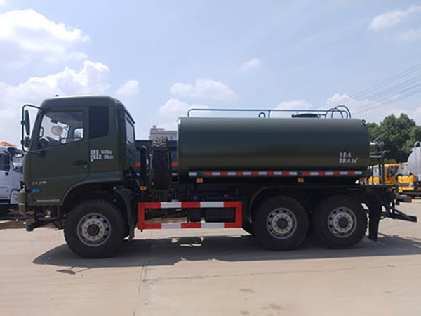 6驅越野消防水罐車(chē)