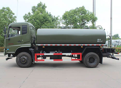 4驅越野消防水罐車(chē)
