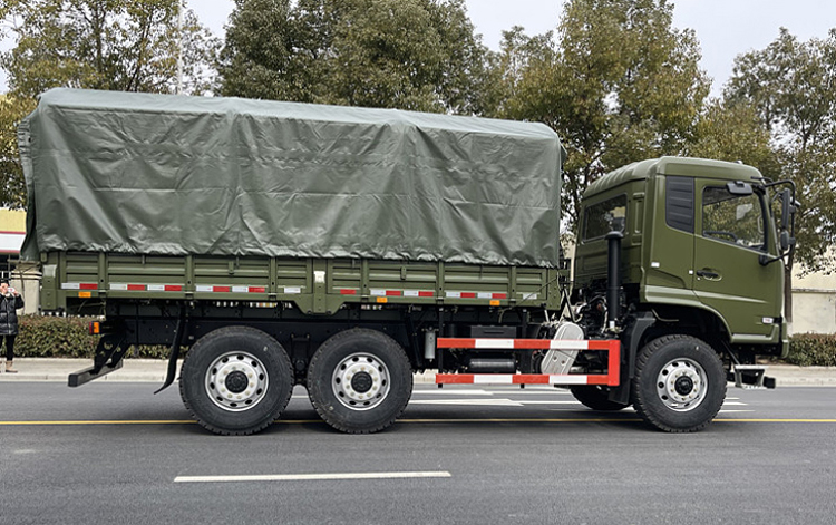 六驅沙漠越野運兵車(chē)