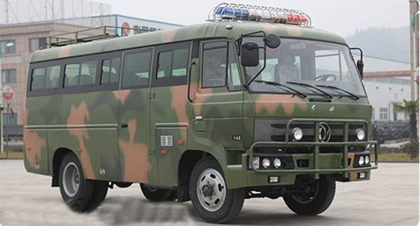 四驅越野客車(chē)涉水行走有優(yōu)勢