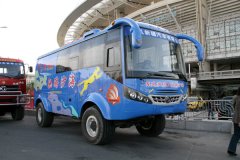 沙漠中行走的東風(fēng)越野客車(chē)